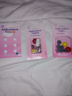 Iso määrä päällystettäviä nappeja.