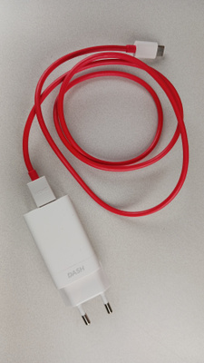 One Plus pikalaturi + USB C kaapeli