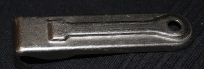 Metallinen pullonavaaja