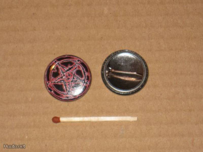 Pentagram red rintanappi 1" c1