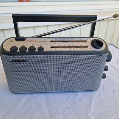 Sony FM ,SW , MW , LW  4 - taajuusradio ICF - 903L.