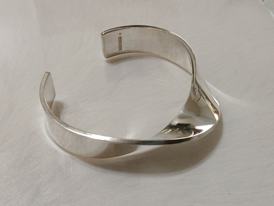 Design Pekka Piekäinen platinoro rannerengas
