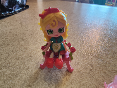 Shopkins tyttö ja tuoli