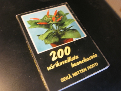 200 värikuvallista huonekasvia sekä niiden hoito