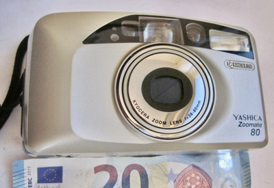 VANHA Kamera Yashica Zoomate 80