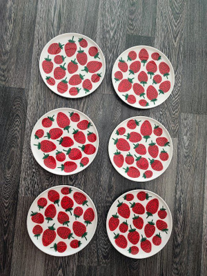Mansikka lautaset 25e/kpl (Marimekko)