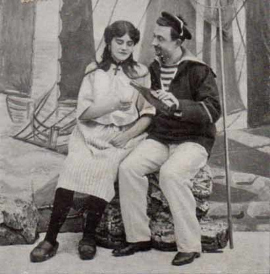 MERI / Tyttö ja merimies satamassa, viinipullo. 1900-l.