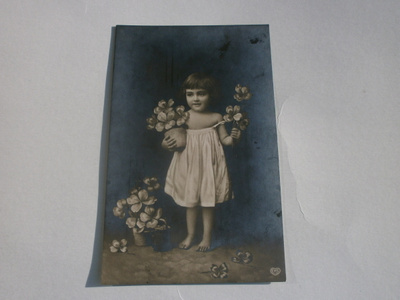 Pikkuleidi ja runsaasti neliapiloita, väripk, p. 1908