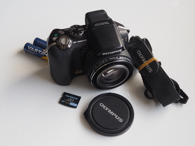 Olympus SP-560UZ Digitaalikamera.