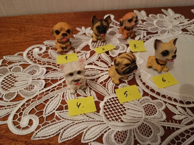 Erilaiset koiranpentu figuurit