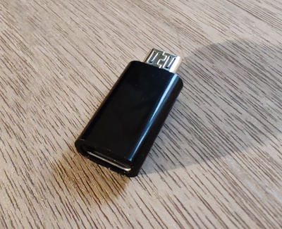 USB-C (naaras) to Micro B (uros) sovitin