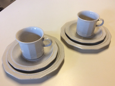 Pentikin kahvikupit pullalautasilla