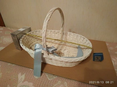 Hieno valkoinen kori