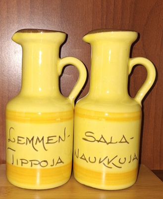 Lemmentippoja ja Salanaukkuja keltaiset pullot