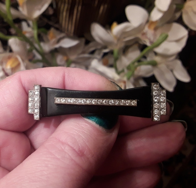 Art deco rintakoru. Kivihiili ?