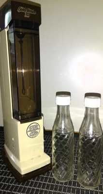 Sodastream 101, 2 omaa alkuperäistä pulloa ja kaasupullo