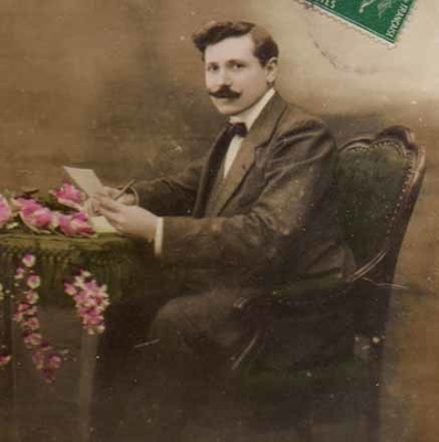 MIES / Tumma mies kirjoittaa kirjettä rakkaalleen. 1900-l.