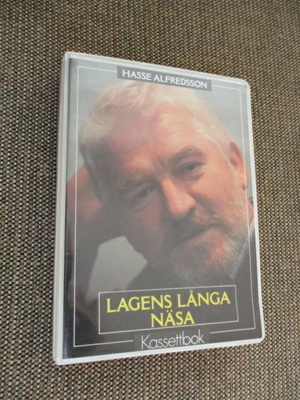 Hasse Alfredsson LAGENS LÅNGA NÄSA (kassetbok)