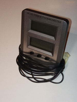 Digitaalinen ulko- ja sisälämpätilamittari