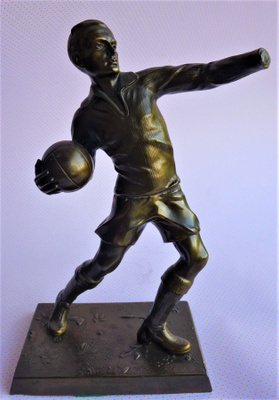 Figuuri Mies Pallo SPort metallia  24 cm korkea