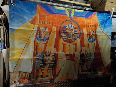 IRON MAIDEN - POWERSLAVE UUSI SEINÄLIPPU PURJERENKAILLA