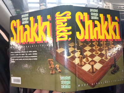 Ristoja :  Shakki pikkujättiläinen ( SIS POSTIKULU)