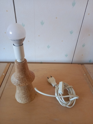 Pöytälamppu sorvattu