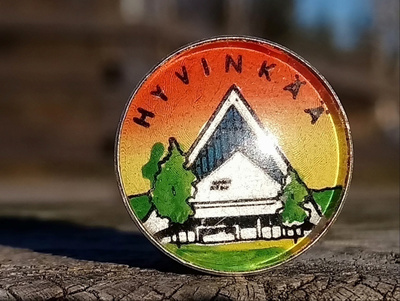 Matkailumerkki Hyvinkää. Halkaisija - 18 mm. Hyväkuntoinen.