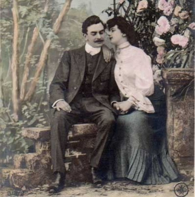 RAKKAUS / Tyttö nojaa miehen olkapäähän puutarhassa. 1900-l.