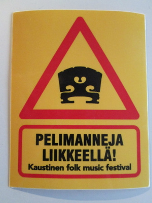 TARRA KAUSTINEN PELIMANNEJA LIIKKEELLÄ