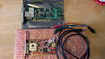 Kaksi 32-bit PCI TV-korttia, toisessa radio ja video in/out