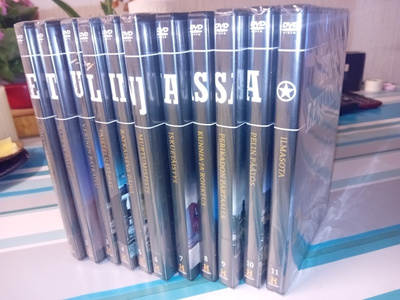 11 kpl DVD ETULINJASSA KOKO SARJA ( SIS POSTIKULU  )