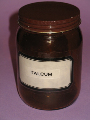Karhulan lasi:  TALCUM (TALKKI) -APTEEKKILASIPURKKI
