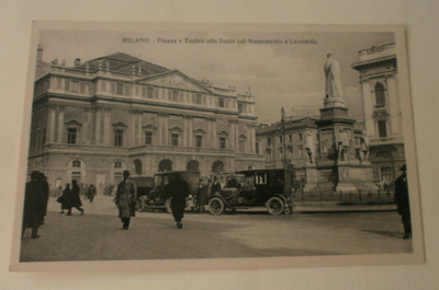Milano, La Scalan aukio, autoja, patsas, vanha mv pk, ei p.