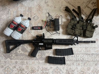 Hyväkuntoinen M&P 15 airsoft/kuula-ase Magpul osilla