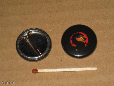 Mortal Kombat Dragon rintanappi 1" l4
