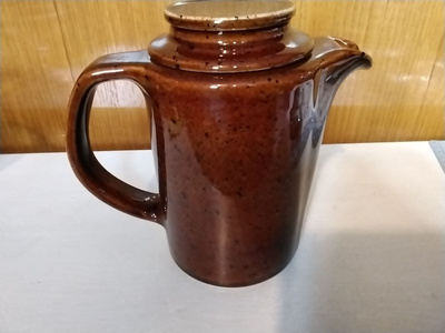 Krouvi -sarjan (kahvi) tarjoilukannu. Arabia
