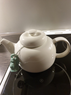 Valkoinen teekannu (Tea for Two-mallinen) + teekuula