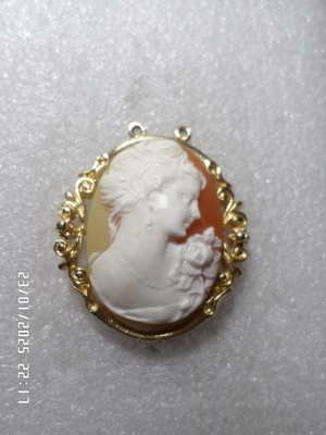 Komea  Kultadublee  rinta / pukukoru   koko  koko 38 x  44mm