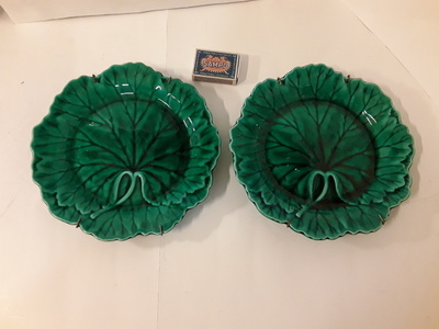 2 x Majolika Wedgwood seinälautanen