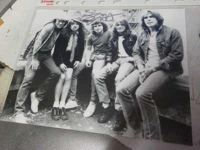 AC/DC B/W KUVA SIMON WRIGHTIN NIMMARILLA