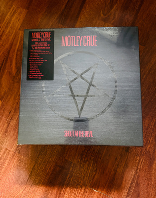 Motley crue shout at the devil box