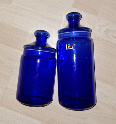 Kaksi Luminarc lasipurkkia vintage koboltin sininen