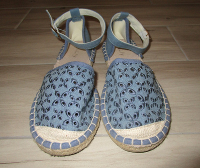 Billowy kangassandaalit, koko 35