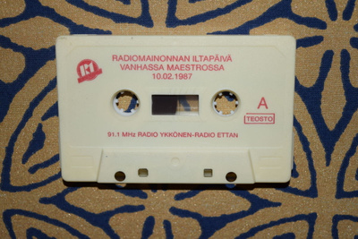 C-kasetti radiomainonnan iltapäivä vanhassa maestrossa
