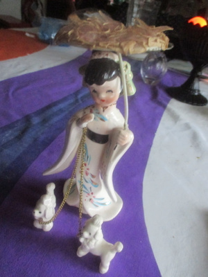 Ihana geisha tyttö 2 villakoiran kanssa/vanha