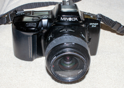<Minolta Dynax 3xi filmikanera + 35-80 mm objektiivi.