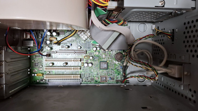 MicroATX-emolevy, CPU 1.3 GHz, RAM 1 GB