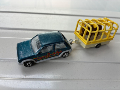Renault 5 Majorette vanha pikkuauto+kärri n 1/64