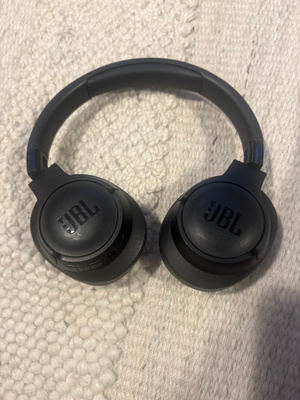 JBL Tune 710BT langattomat around-ear kuulokkeet (musta)